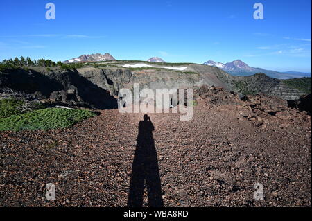 Fotografo in ombra la mattina presto luce alla fine del tam McArthur Rim Trail in tre sorelle deserto, Oregon. Foto Stock