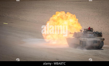 190819-M-ET529-2016 CAMP BUEHRING, Kuwait (Agosto 19, 2019) un M1A1 Abrams serbatoio, attaccato all India Company, Battaglione Team di atterraggio 3/5, undicesimo Marine Expeditionary Unit (MEU), incendi la sua pistola principale durante un'esercitazione a fuoco. Il Boxer anfibio gruppo pronto e undicesimo MEU sono distribuiti negli Stati Uniti Quinta Flotta area di operazioni a sostegno di operazioni navali per garantire stabilità marittimo e la sicurezza nella regione centrale di collegamento del Mediterraneo e del Pacifico attraverso l'Oceano Indiano occidentale e tre strategici punti di strozzatura. (U.S. Marine Corps foto di Cpl. Israele Chincio/rilasciato) Foto Stock