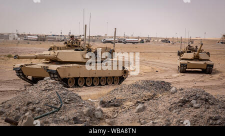 190814-M-ET529-1010 CAMP BUEHRING, Kuwait (Agosto 14, 2019) Marines assegnato all India Company, Battaglione Team di atterraggio 3/5, undicesimo Marine Expeditionary Unit (MEU), azionare M1A1 Abrams vasche a Camp Buehring in Kuwait. Il Boxer anfibio gruppo pronto e undicesimo MEU sono distribuiti negli Stati Uniti Quinta Flotta area di operazioni a sostegno di operazioni navali per garantire stabilità marittimo e la sicurezza nella regione centrale di collegamento del Mediterraneo e del Pacifico attraverso l'Oceano Indiano occidentale e tre strategici punti di strozzatura. (U.S. Marine Corps foto di Cpl. Israele Chincio/rilasciato) Foto Stock