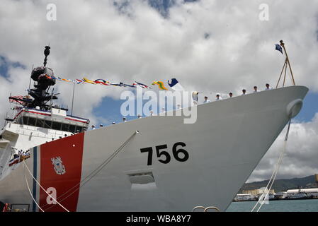 Il suo equipaggio dalla Guardacoste Kimball WMSL (756) linea le rotaie per "portare la nave a vita" durante una cerimonia di messa in servizio presso la Guardia Costiera Honolulu Base, 24 agosto 2019. Kimball la nave sorella, il guardacoste Midgett WMSL (757), è stata commissionata anche durante la cerimonia. La leggenda del due-classe di sicurezza nazionale taglierine homeport a Honolulu. (U.S. Coast Guard foto di Chief Petty Officer Sherri Eng/rilasciato) Foto Stock