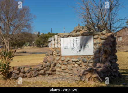 Hopetown, Sud Africa - 12 agosto 2019: monumento commemorativo del grande Trek coperto di graffiti immagine in formato orizzontale Foto Stock