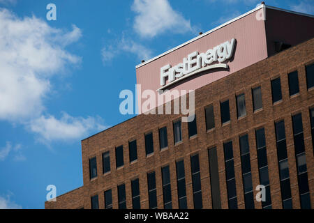 Un logo segno al di fuori della sede di FirstEnergy a Akron, Ohio, 10 agosto 2019. Foto Stock