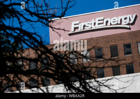 Un logo segno al di fuori della sede di FirstEnergy a Akron, Ohio, 10 agosto 2019. Foto Stock