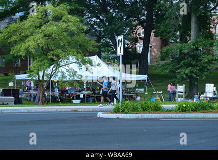 Storrs, CT, Stati Uniti d'America. Aug 2019. College campus vendita tag utilizzati con il dormitorio di mobili e forniture durante l'inizio di un altro anno scolastico. Foto Stock