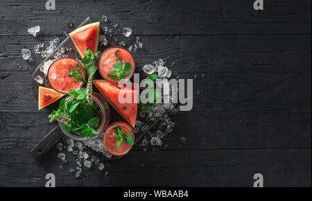 Vista superiore cocktail bevande cocomero mojito sul legno scuro dello sfondo con spazio di copia Foto Stock