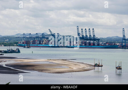 Panama City, Panama - 25 agosto 2019: Panama: veduta del porto di Balboa situato all'entrata del Pacifico per il Canale di Panama Foto Stock