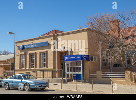 Hopetown, Sud Africa - il centro storico la Standard Bank building in via principale del piccolo Karoo rurale comune immagine in formato orizzontale Foto Stock