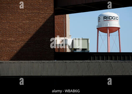 Un logo segno al di fuori della sede della cresta Tool Company, creatore di marca Ridgid utensili, in Elyria, Ohio, 11 agosto 2019. Foto Stock