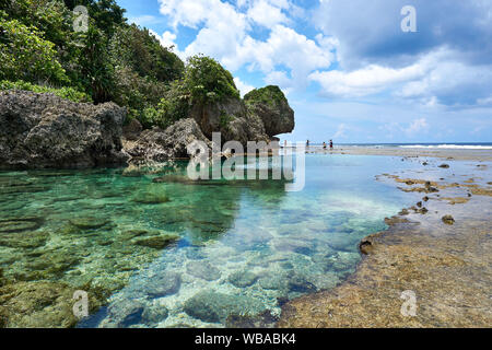 Filippine, Siargao Island, 22.Luglio.2019. Turisti visitano magpupungko piscine naturali di roccia in Siargao Filippine Foto Stock
