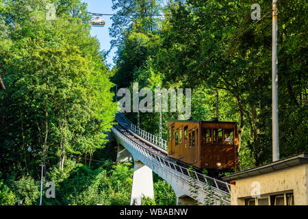 Stoccarda, Germania, 16 agosto 2019, in legno marrone cavo storica vettura numero 2 della funicolare a guidare da suedheimer platz a heslac Foto Stock