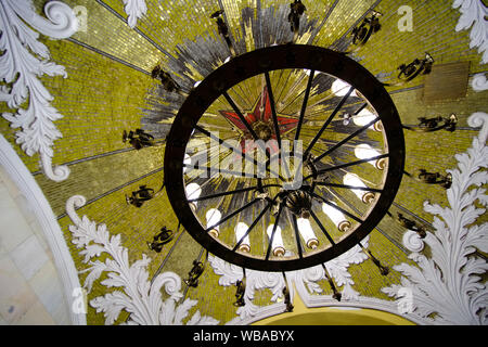 Mosca, Russia - 2 agosto 2019: Komsomolskaya è a Mosca la stazione della metropolitana nel distretto di Krasnoselsky, lampada e la stella rossa sul soffitto Foto Stock