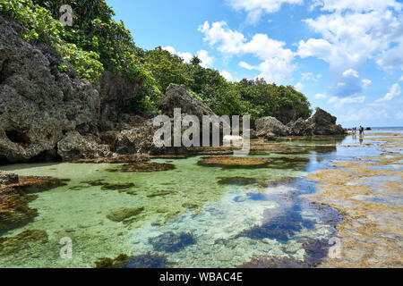 Filippine, Siargao Island, 22.Luglio.2019. Turisti visitano magpupungko piscine naturali di roccia in Siargao Filippine Foto Stock