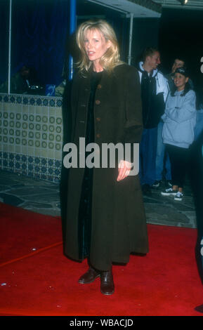 Westwood, CALIFORNIA, STATI UNITI D'AMERICA 9 Novembre 1994 L'attrice Kim Basinger assiste Warner Bros Foto della prima mondiale del "Intervista con il vampiro: Le Cronache di Vampiri" del 9 novembre 1994 al Regency Village Theatre di Westwood, California, Stati Uniti d'America. Foto di Barry re/Alamy Stock Photo Foto Stock