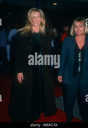 Westwood, CALIFORNIA, STATI UNITI D'AMERICA 9 Novembre 1994 L'attrice Kim Basinger assiste Warner Bros Foto della prima mondiale del "Intervista con il vampiro: Le Cronache di Vampiri" del 9 novembre 1994 al Regency Village Theatre di Westwood, California, Stati Uniti d'America. Foto di Barry re/Alamy Stock Photo Foto Stock