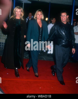 Westwood, CALIFORNIA, STATI UNITI D'AMERICA 9 Novembre 1994 L'attrice Kim Basinger assiste Warner Bros Foto della prima mondiale del "Intervista con il vampiro: Le Cronache di Vampiri" del 9 novembre 1994 al Regency Village Theatre di Westwood, California, Stati Uniti d'America. Foto di Barry re/Alamy Stock Photo Foto Stock