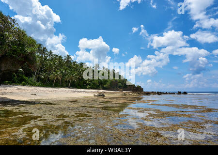 Filippine, Siargao Island, 22.Luglio.2019. Turisti visitano magpupungko piscine naturali di roccia in Siargao Filippine Foto Stock