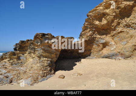 Iconici caratteristica roccia, una grotta naturale a sud di Valla Beach con cielo blu chiaro, Valla Beach, Nuovo Galles del Sud, Australia. Foto Stock