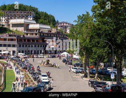 CERRETO LAGHI, Italia - 11 agosto 2019: vista sulla città di Cerreto Laghi dell'Appennino. La zona è conosciuta come una località sciistica ma in estate Foto Stock