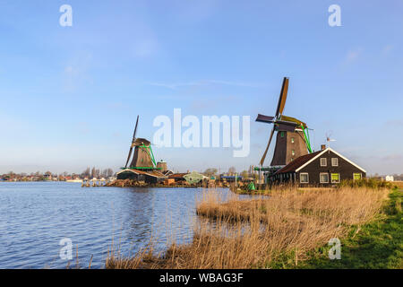 Amsterdam Paesi Bassi, paesaggio del mulino a vento olandese a Zaanse Schans Village Foto Stock