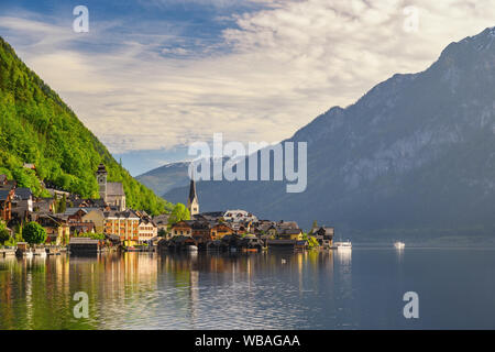 Hallstatt Austria, natura paesaggio di Hallstatt village con il lago e montagna Foto Stock