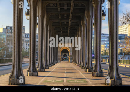 Parigi Francia dello skyline della città a Pont de Bir-Hakeim bridge Foto Stock