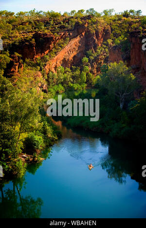 Canoa sul prato Hill Creek, nella gola superiore. Boodjamulla (Lawn Hill) Parco Nazionale, Northwest Queensland, Australia Foto Stock