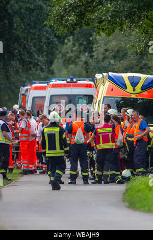 24 agosto 2019, Sassonia, Bad Schandau: tedesco forze di soccorso sono in piedi lungo la scena dell'incidente durante il 'Schöna 2019' membro disaster esercizio di controllo a Bad Schandau, in Sassonia. Nello scenario dell'esercitazione si ipotizza che una grave situazione di tempesta con forti precipitazioni e tempeste prevarrà nella zona della capitale dello stato di Dresda come pure nei distretti di Bautzen e sassoni Switzerland-Osterzgebirge per diversi giorni. Intorno a 5 p.m., un treno EC con 300 passeggeri sarà in viaggio verso Praga nella valle dell'Elba, vicino al confine con la Repubblica ceca, dove wil Foto Stock