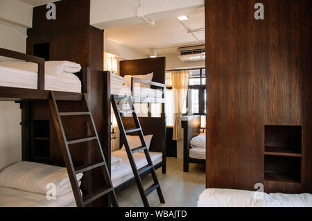FEB 12, Chiang Mai, Thailandia - Ostello dormitorio letti a castello sistemati in camera, Backpacker Hostel arredate con pavimenti in legno in stile dormitorio letti a castello e di Pentecoste Foto Stock