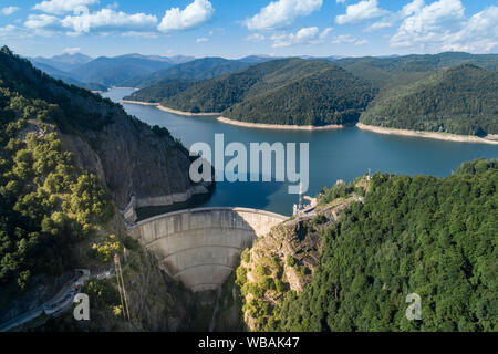 Antenna vista superiore su una montagna Fagaras e la diga di Vidraru con un serbatoio di lago, costruito sul fiume di Arges e si trova su una strada Transfagarashian, Romani Foto Stock
