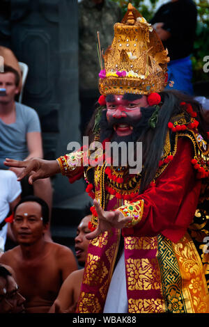 Ballerino di danza Kecak durante la prestazione giornaliera al tramonto per turisti. Pura Luhur Uluwatu Temple, Kuta Sud, Bali, Indonesia Foto Stock