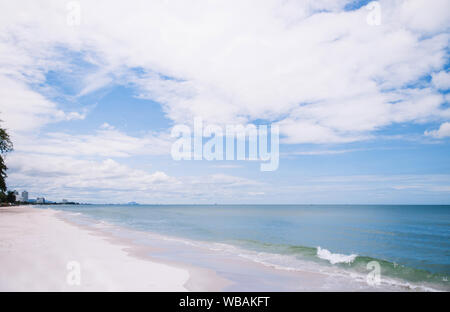 Agosto 7, 2014 Hua Hin, Thailandia - spiaggia di Hua Hin mare tranquillo in estate Thailandia costa tropical beach destinazione con passeggiate turistiche. Foto Stock