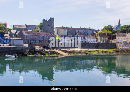 8 Agosto 2019 Una vista del villaggio di Ardglass main street in ombra in un caldo giorno d'estate. Preso da attraverso il porto al ruotare della marea Foto Stock