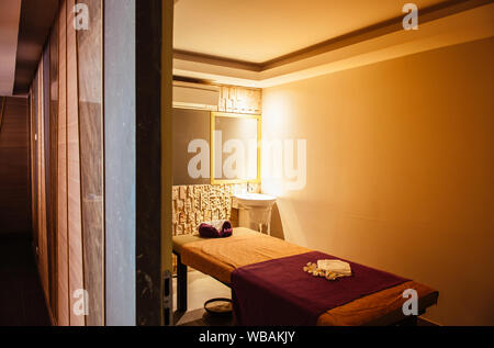 Ago 6, 2014 Hua Hin, Thailandia - Wellness e spa concept, atmosfera calda sala spa con clean singolo spa bed. Foto Stock