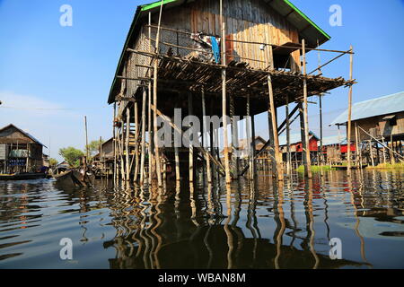 Case sul Lago Inle in Myanmar Foto Stock