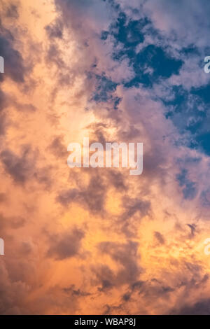 Bella cloudscape con grandi, edificio nuvole al tramonto. Foto Stock