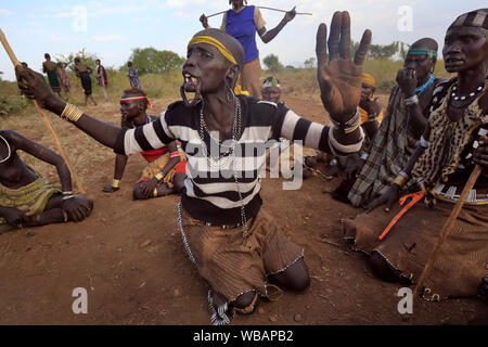 Le donne dei Mursi danza di una cerimonia di matrimonio nel Parco Nazionale di Mago, bassa valle dell'Omo, Etiopia Foto Stock