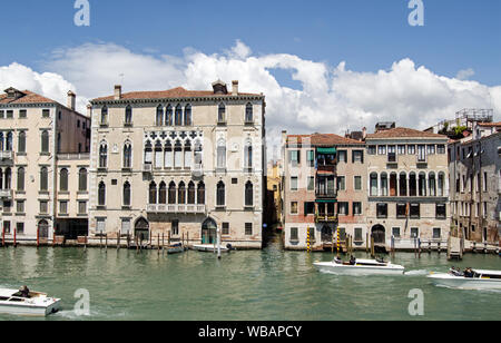 Venezia, Italia - 16 Maggio 2019: vista su una soleggiata giornata di primavera attraverso il Canal Grande di Venezia guardando verso il più grande Palazzo Querini Dubois Foto Stock