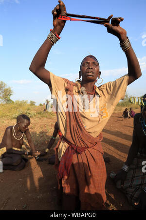 Le donne dei Mursi danza di una cerimonia di matrimonio nel Parco Nazionale di Mago, bassa valle dell'Omo, Etiopia Foto Stock