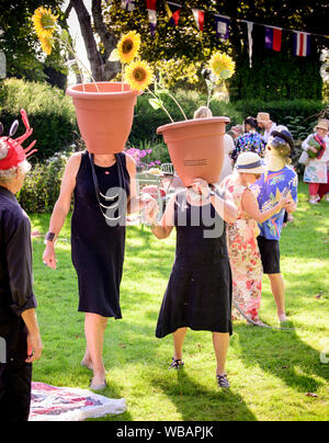 Muddles Green, Regno Unito. 25 Agosto, 2019. Gli ospiti dress up e unire il surrealista picnic presso Farleys House e Galleria, la casa di Lee Miller e Roland Penrose. Nella metà del XX secolo, Lee Miller, Roland Penrose e il loro figlio Antony Penrose's Sussex home è diventato un luogo di incontro per alcune delle principali figure del mondo di arte moderna. Questi includevano Pablo Picasso, Max Ernst, Joan Miro, Man Ray, Leonora Carrington, Antoni Tˆpies, Eileen Agar, Kenneth Armitage e William Turnbull. Il picnic annuale continua Farleys celebrazione del surrealismo. Foto da Jim Holden/Alamy Live News Foto Stock