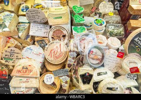 Diversi tipi di formaggio su scaffali in un negozio di alimentari. Foto Stock