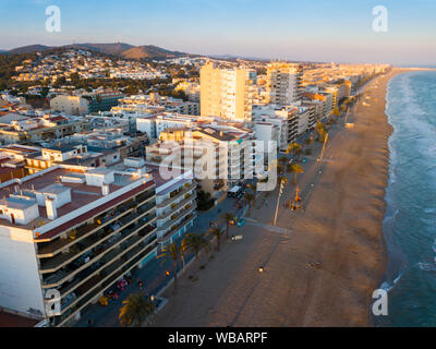 Panoramica vista aerea di linea costiera a Calafell con vista di blocchi di appartamenti, Spagna Foto Stock