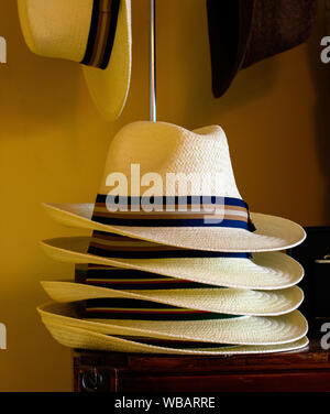 Panama cappelli impilati uno sull'altro. Foto Stock