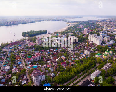 Paesaggio panoramico con la città russa di Voronezh e fiume Voronezh nella giornata di primavera Foto Stock