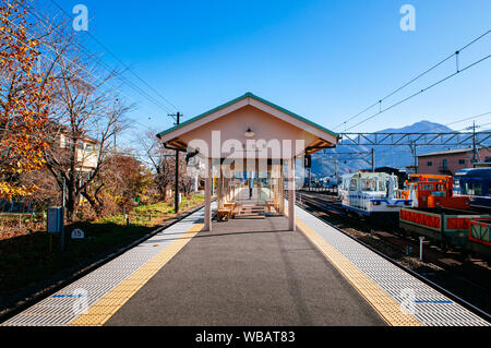 30 NOV 2018 Fujiyoshida, Giappone - Shimoyoshida vuota stazione ferroviaria piattaforma. Piccola stazione ferroviaria su Tokyo - Kawaguchiko itinerario turistico punto di transito fo Foto Stock