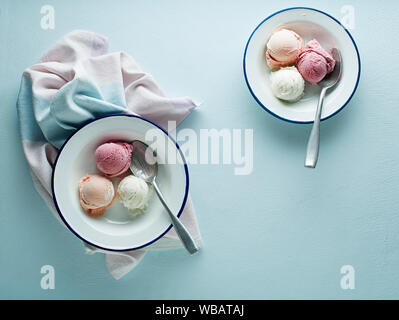 Fresco di icre morbida crema di latte o yogurt surgelato con sapori di frutta Foto Stock