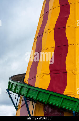 Vista laterale del Helter Skelter fiera del divertimento ride. Foto Stock