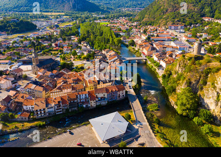 Vista aerea del centro storico della cittadina francese Tarascon sur Ariège Foto Stock