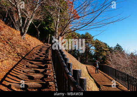 30 NOV 2018 Fujiyoshida, Giappone - turistica prendendo foto a Pagoda Chureito Arakurayama Sengen Park Fujisan punto di vista terrazza in autunno sul luminoso blu Foto Stock