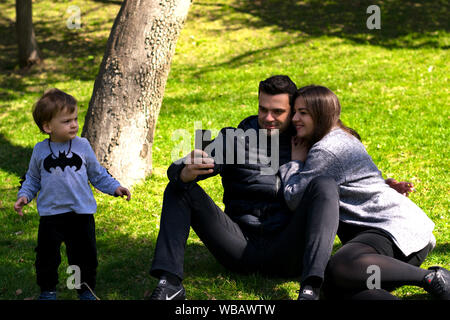 Moglie marito selfie in primavera Foto Stock