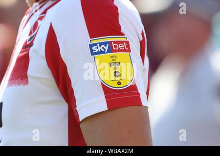 Cheltenham Town FC v Swindon Town FC al Jonny rocce Stadium, Whaddon Road (Sky scommessa lega due - 24 agosto 2019) - Braccio Foto di badge da Antony Tho Foto Stock